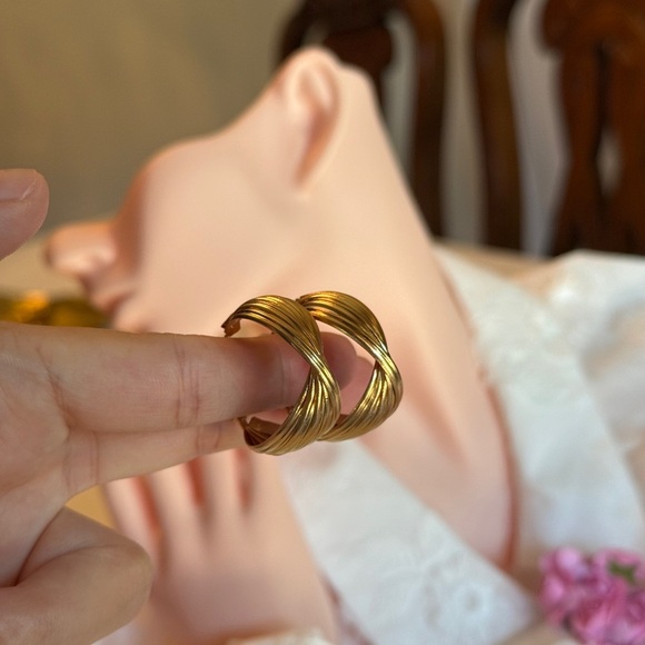 ⚜️💫 Elegant Gold Twist Earrings - Picture 5 of 8